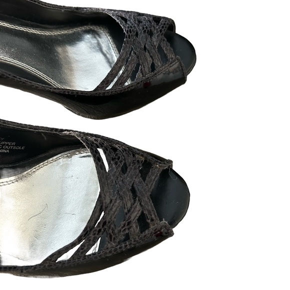 White House Black Market Black Woven Peep-Toe Heels. Size 8 - Picture 5 of 5